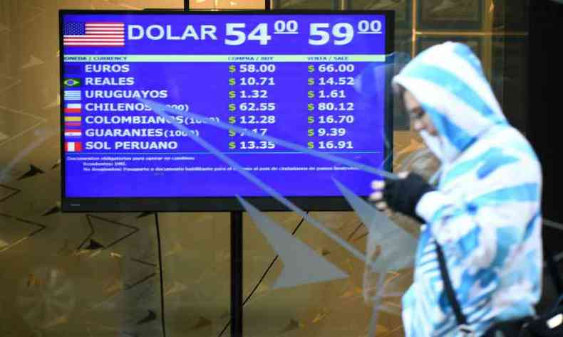 Desvalorizao do peso argentino aps o resultado das urnas no domingo elevou alerta no mercado internacional(foto: RONALDO SCHEMIDT/AFP)