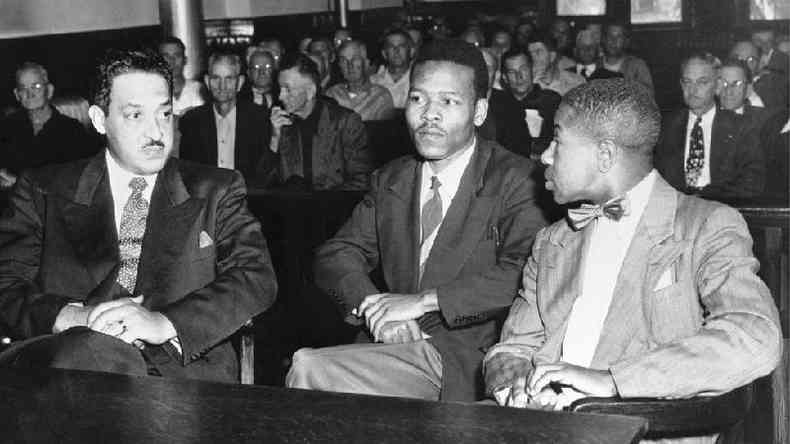 Walter Irvin, um dos quatro homens perdoados, conversa com seus advogados em seu novo julgamento em 1952