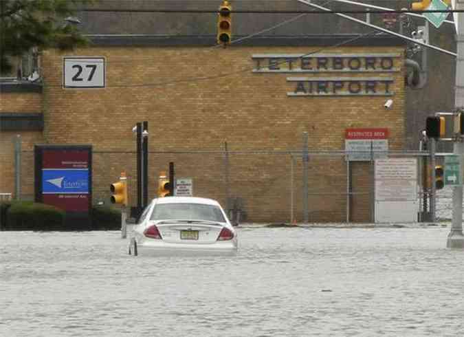 Aeroporto de Teterboro foi parcialmente alagado e permanece fechado. os aeroportos John F. Kennedy e Newark Liberty j voltaram a operar(foto: REUTERS/Chelsea Emery)