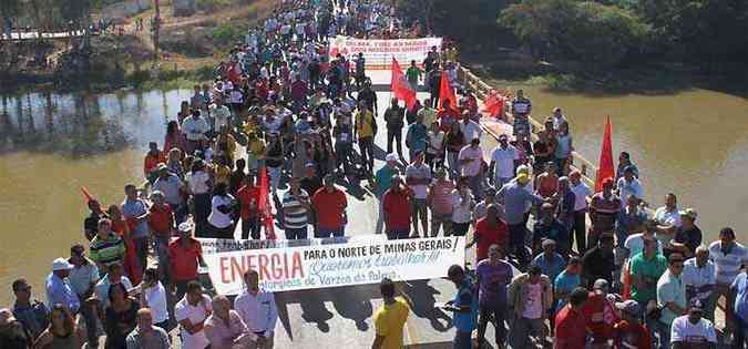 Protesto bloqueou trnsito e provocou congestionamento na rodovia(foto: Ivan Rodrigues/Divulgao)