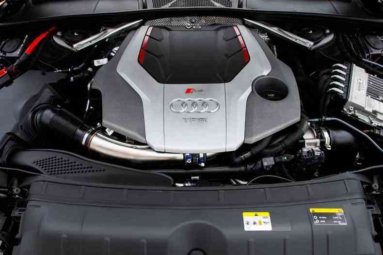 O Audi RS 5 Sportback tem faris a laser, mas o painel e o motor V6 biturbo de 450cv so iguais aos da perua RS 4 Avant 