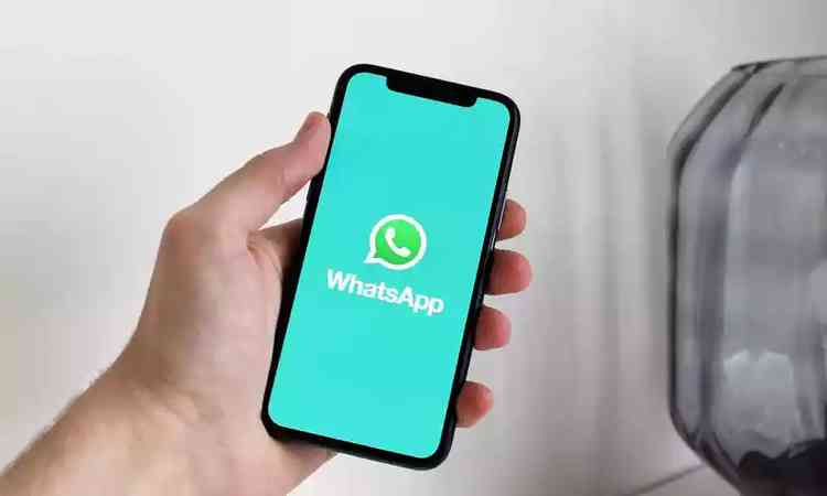 mo segura celular com tela inicial com a logomarca do whatsApp