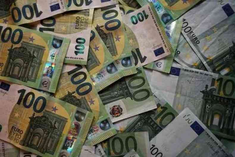 Notas de euro espalhadas uma sobre as outras