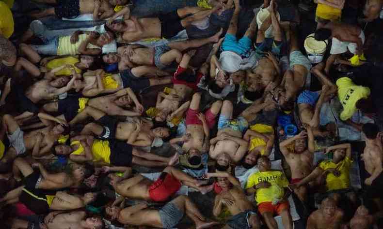 Detentos dormem no ptio lotado da priso de Quezon City, em Manila, capital das Filipinas(foto: Maria TAN / AFP (27 de maro de 2020))