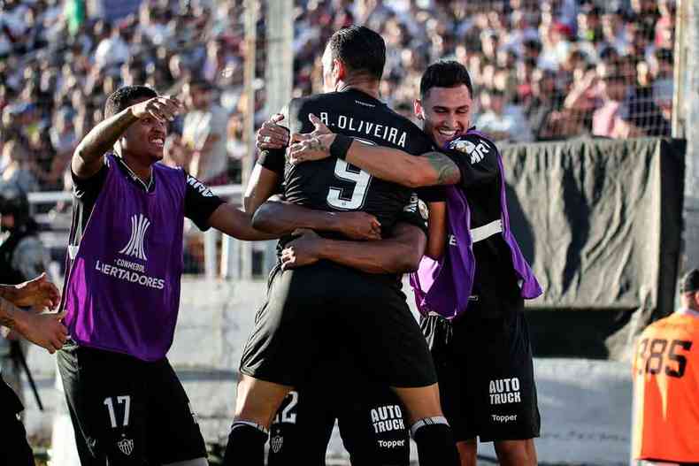 Ricardo Oliveira festeja com os companheiros o primeiro gol alvinegro(foto: Bruno Cantini/Atltico)