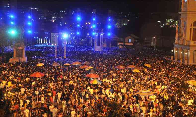 Cerca de 50 mil pessoas se reuniram na Praa da Estao para ouvir Marlia Mendona, mas produo informou expectativa de 15 mil, segundo a PM(foto: Marcos Vieira/Em/DA Press)