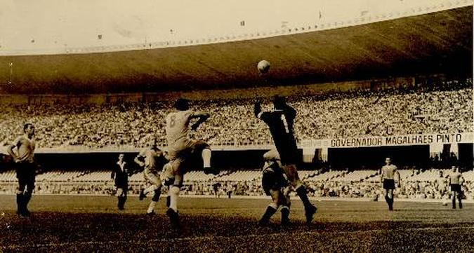 Primeiro jogo do Mineirão, em 1965, foi o da vitória da Seleção Mineira sobre o River Plate por 1 a 0(foto: Arquivo EM) Primeiro jogo do Mineirão, em 1965, foi o da vitória da Seleção Mineira sobre o River Plate por 1 a 0(foto: Arquivo EM)