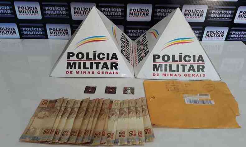 Drogas, envelope e o dinheiro apreendidos(foto: Polcia Militar/Divulgao)