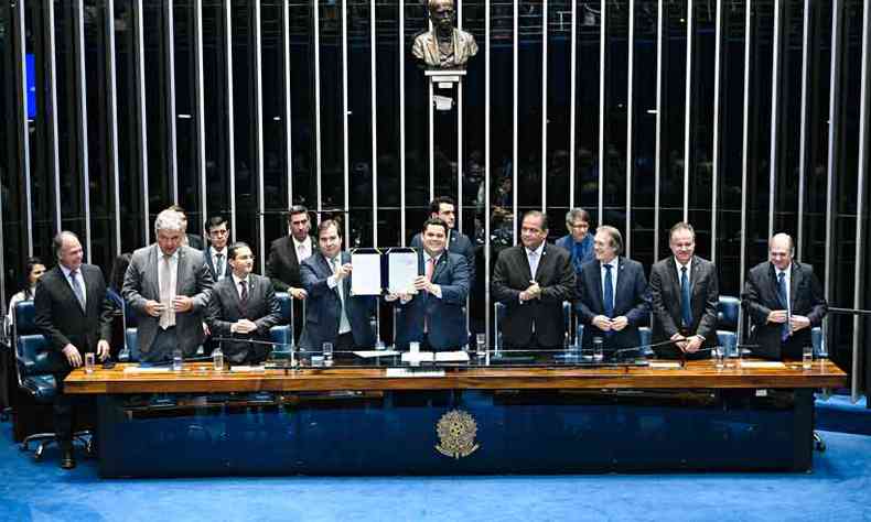 Em sesso do Congresso, os presidentes do Senado, Davi Alcolumbre (DEM-AP), e da Cmara, Rodrigo Maia (DEM-RJ) exibem o texto da emenda (foto: Pedro Frana/Agncia Senado)