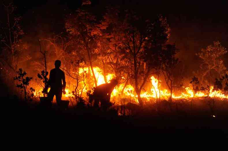 Jaboticatubas, MG. Foto mostra incndio de grandes propores que atingiu o Parque Nacional da Serra do Cip e imediaes em 2020