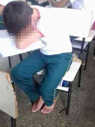  poca, conselheiros tutelares encontraram o menino ainda descalo, na sala de aula e chorando(foto: Divulgao)