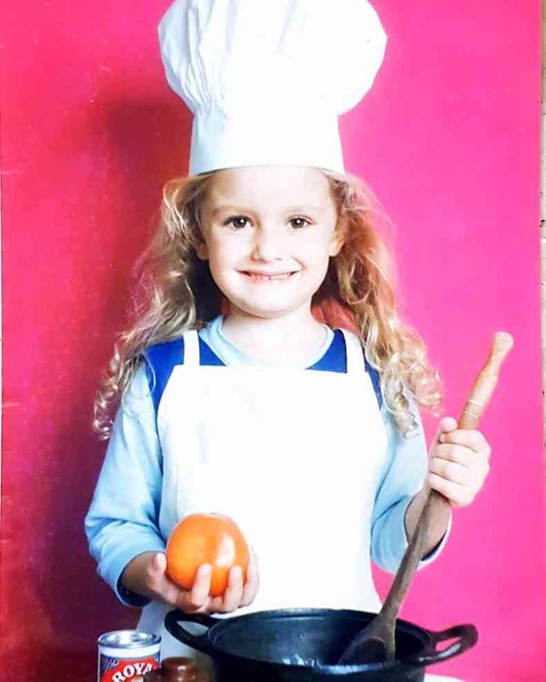 Carla pequena vestida de cozinheira