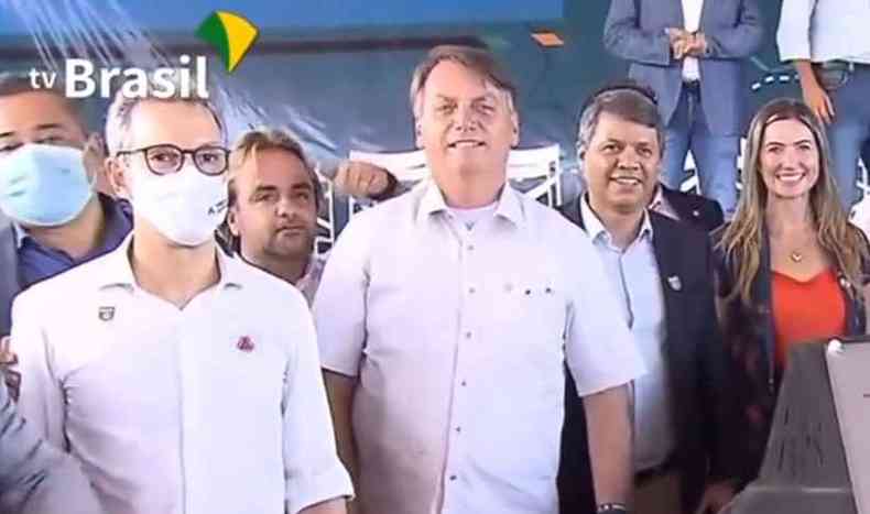 Romeu Zema e Jair Bolsonaro durante a solenidade em Jacinto (MG)(foto: Reproduo/ TV Brasil)