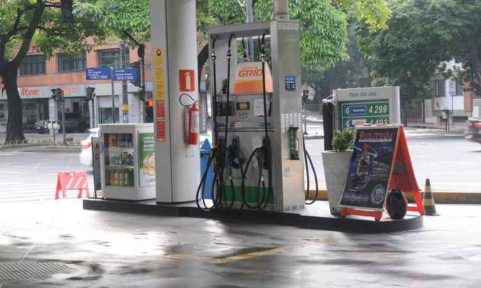 Nas bombas, o aumento vai de R$ 0,04 a R$ 0,18 no litro dos combustíveis(foto: Beto Novaes / EM / D.A. Press) Nas bombas, o aumento vai de R$ 0,04 a R$ 0,18 no litro dos combustíveis(foto: Beto Novaes / EM / D.A. Press)