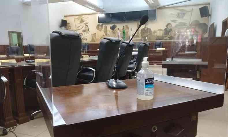 Para segurana dos vereadores em relao  COVID-19, foram instaladas protees de acrlico nas bancadas do plenrio(foto: Cmara Municipal de Uberaba/Divulgao)