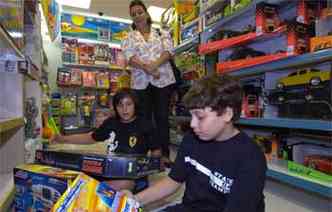Lojas de brinquedos j comemoram aumento das compras (foto: Maria Tereza Correia/EM/D.A Press)