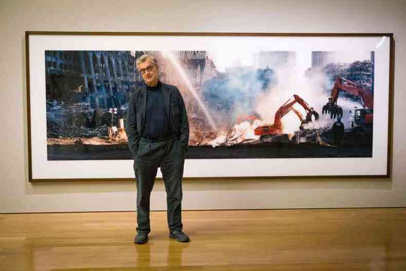 O cineasta alemo Wim Wenders no Museu Imperial da Guerra de Londres, que abriga sua exposio 