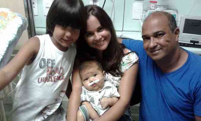 Pedrinho com a me Sueide, o pai Ivanildo, e o irmo Hugo: pequeno tem sndrome do intestino ultraencurtado(foto: Arquivo pessoal )
