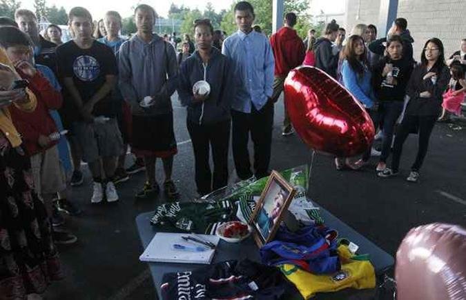 Camisa da seleção brasileira é colocada em homenagem a aluno morto em tiroteio em escola(foto: Steve Dipaola/Reuters) Camisa da seleção brasileira é colocada em homenagem a aluno morto em tiroteio em escola(foto: Steve Dipaola/Reuters)
