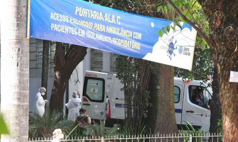 Movimento na portaria Ala C de acesso exclusivo para ambulância, na Santa Casa, Bairro Santa Efigênia
