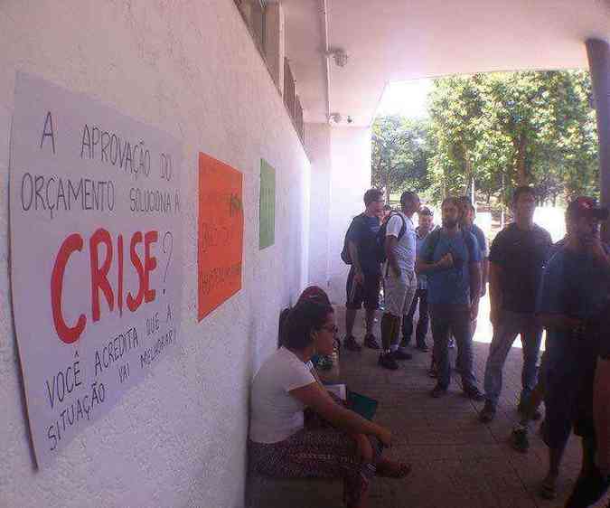 Estudantes colaram cartazes e faixas nas paredes do bandejo da Universidade(foto: Leandro Couri/EM/D.A.Press)