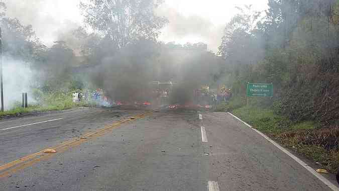 Moradores queimaram pneus e pedaos de madeira na rodovia(foto: PRF/Divulgao)