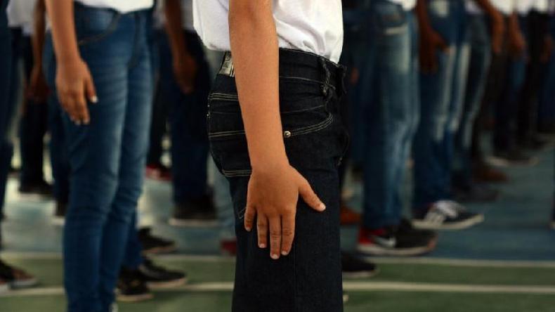 Crianas em posio de sentido em escola com parceria militar na Bahia