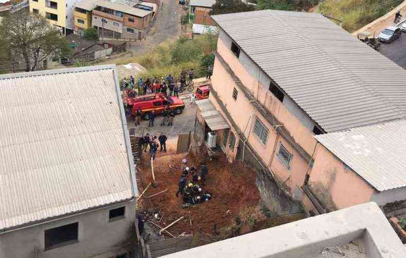 Local foi isolado para evitar novos desmoronamentos(foto: Corpo de Bombeiros/Divulgao)
