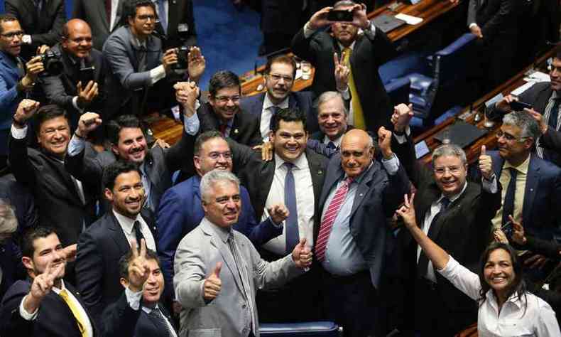 Senadores comemoram vitria de Davi Alcolumbre (DEM-AM), que  o candidato mais ligado ao Palcio do Planalto(foto: Fabio Rodrigues Pozzebom/ Agencia Brasil Braslia-DF )