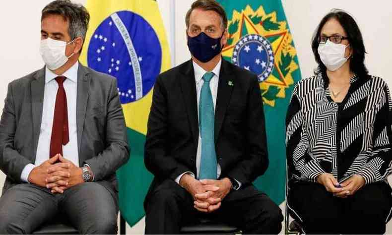 Bolsonaro participou de solenidade no Palcio da Alvorada com o novo ministro da Casa Civil, Ciro Nogueira, e a ministra Damares Alves(foto: ALAN SANTOS/PR)