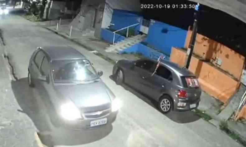 Imagem de cmera de segurana mostra carro de vereador com adesivo de Lula sendo atingido por tiros no Recife