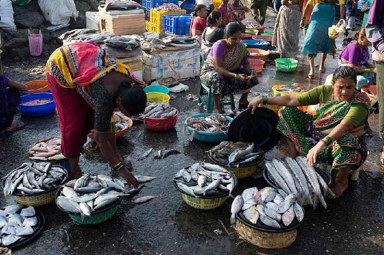 O peixe é o prato 'não vegetariano' mais popular entre os indianos(foto: Getty Images) Mulheres vendem peixe nas docas de Sassoon em Colba, no sul de Mumbai