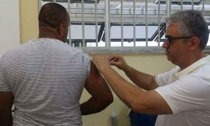 Os 162 postos de saúde em BH ficarão abertos até as 17h para vacinação(foto: Edésio Ferreira/EM/D.A Press) Os 162 postos de saúde em BH ficarão abertos até as 17h para vacinação(foto: Edésio Ferreira/EM/D.A Press)