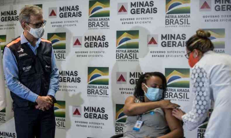 Zema acompanhou atos simblicos de vacinao, promovidos pelo Governo de Minas(foto: Alexandre Rezende/Governo de Minas)