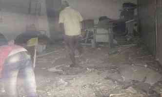 Interior da agncia ficou destrudo(foto: Polcia Militar/Divulgao)