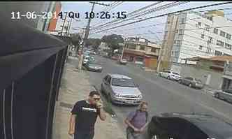 Suspeito est vestido de blusa preta ao lado esquerdo da imagem(foto: Polcia Civil/Divulgao)