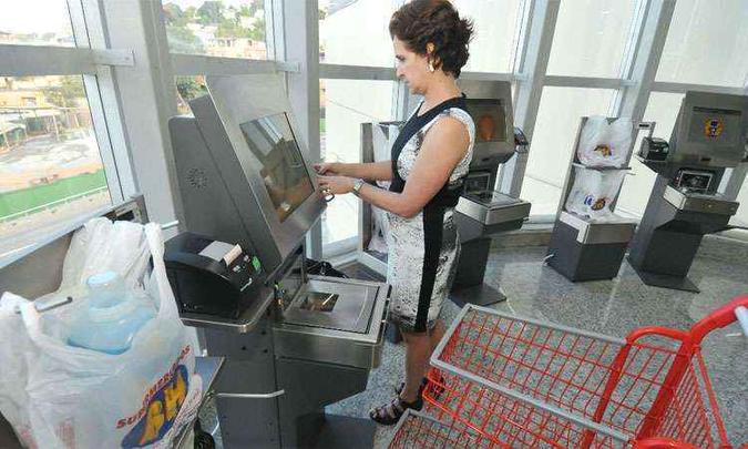 Andira Araújo testou inovação, levando só 1 minuto e 15 segundos na operação (foto: Rodrigo Clemente/EM/D.A Press) Andira Araújo testou inovação, levando só 1 minuto e 15 segundos na operação (foto: Rodrigo Clemente/EM/D.A Press)