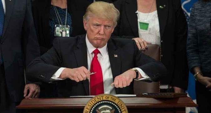 Nessa quarta-feira, o presidente norte-americano assinou a ordem para a constru��o do muro na fronteira (foto: AFP / NICHOLAS KAMM )
