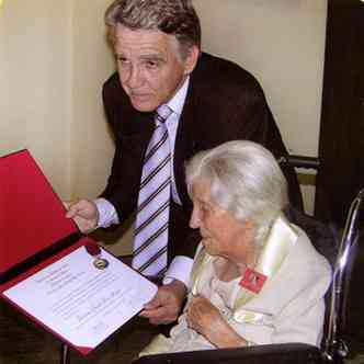 Iracema Tavares Dias em dois momentos: quando se formou em direito, em SP, e aos 96 anos, com o filho Antnio Nardi, em BH