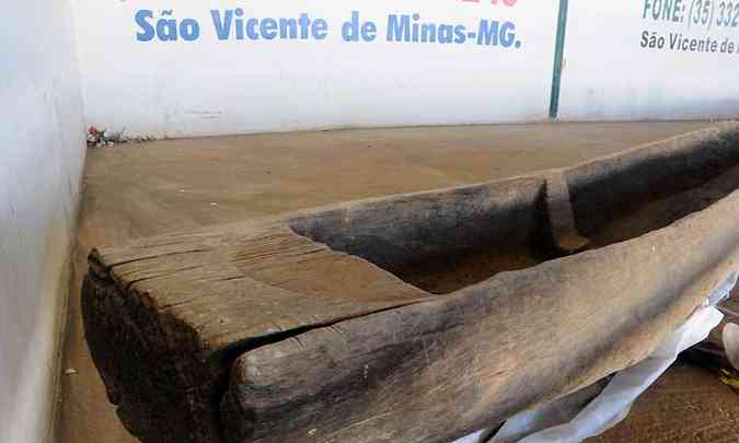 Detalhe de grande canoa indgena, com mais de 10m de comprimento, encontrada no Rio Aiuruoca. Anlise mostra que  do perodo 1480-1660 (foto: Beto Novaes/EM/D.A Press)