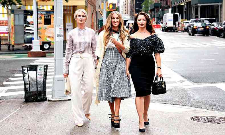  Miranda (Cynthia Nixon), Carrie (Sarah Jessica Parker) e Charlotte (Kristin Davis) caminham na rua em Nova York com sapatos de grife 