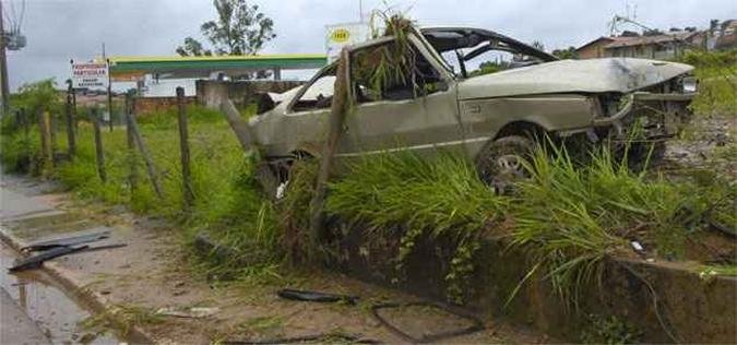Carro rodou na pista e só parou em cima de uma cerca (foto: Jair Amaral/EM/DA Press) Carro rodou na pista e só parou em cima de uma cerca (foto: Jair Amaral/EM/DA Press)