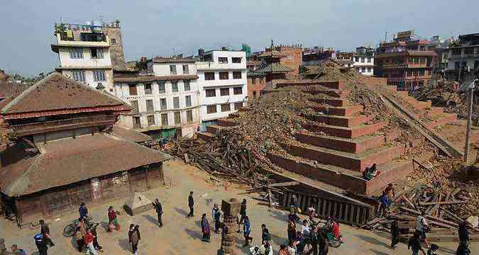 Em Katmandu, capital nepalesa, o cenrio  de destruio depois de novo tremor(foto: AFP Photo/Prakash Mathema)