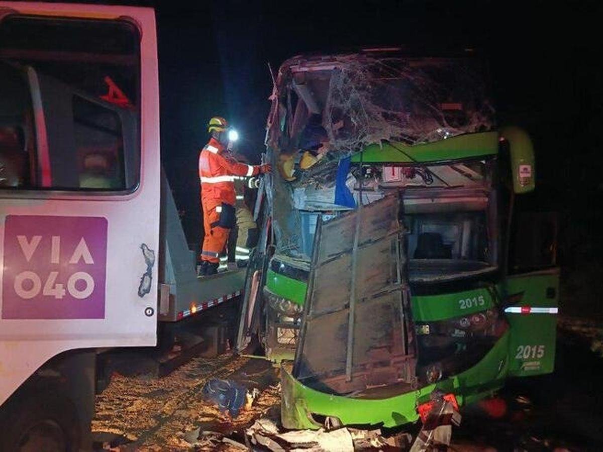Duas pessoas morrem em batida entre carreta e ônibus na BR-040 - Gerais - Estado de Minas