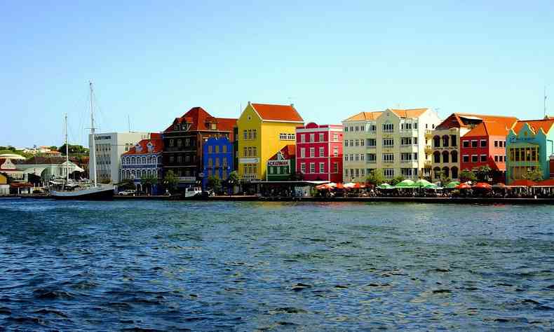 cidade de Willemstad, em Curacao; vrias casas coloridas 