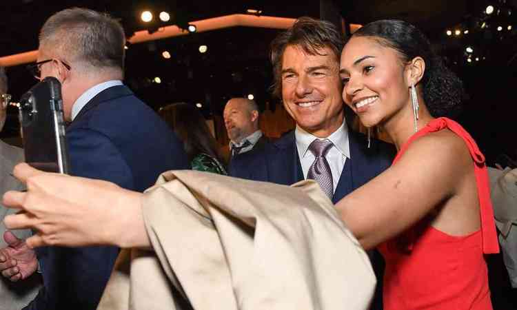 Tom Cruise tira selfie com mulher durante evento em Beverly Hills, nos Estados Unidos