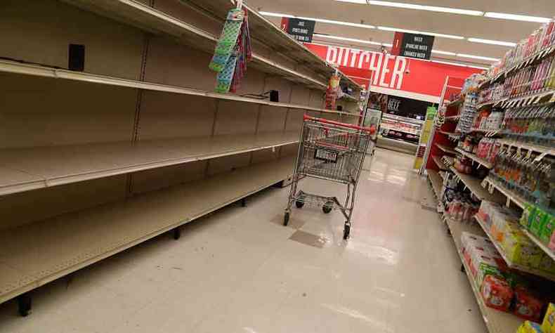 Prateleiras de supermercado quase vazias em Boyton Beach, na Flrida: moradores fazem estoque de suprimentos para enfrentar a tormenta(foto: Joe Raedle/Getty Images/AFP)