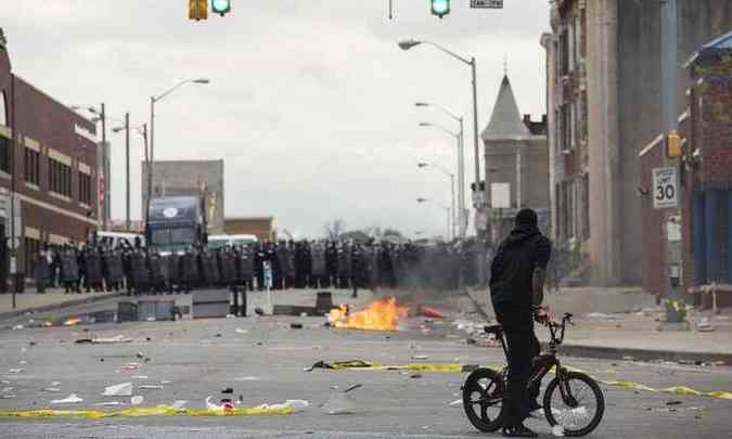 Governador colocou a Guarda Nacional em alerta aps episdios de violncia se espalharem por Baltimore(foto: Drew Angerer / GETTY IMAGES NORTH AMERICA / AFP )