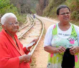 Ceclia de Jesus e Dalva de Lourdes Moreira, vizinhas da ferrovia em General Carneiro, dizem que a linha est 