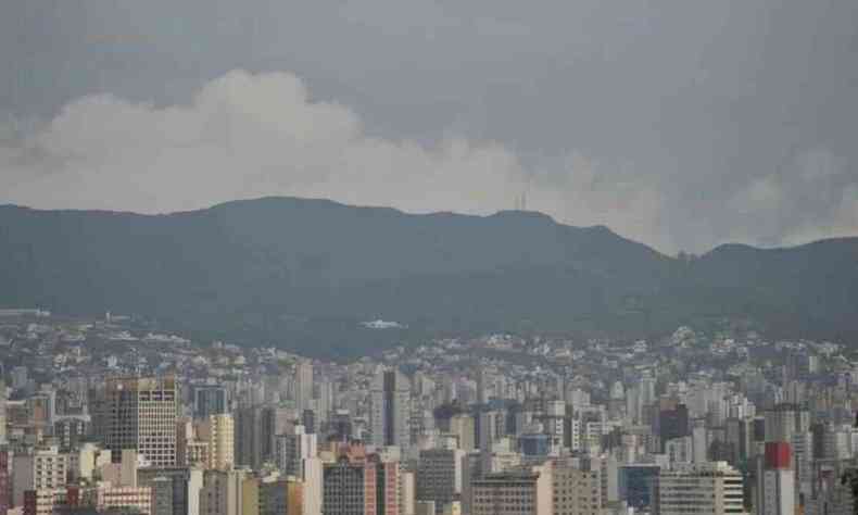 Vista de toda a Serra do Curral com Belo Horizonte à frente
